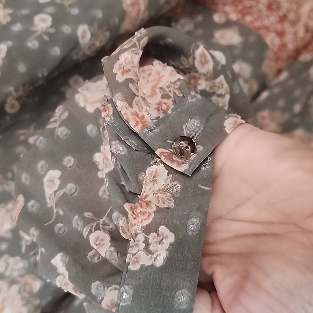New Condition Sheer Blouse...Spring Ready! - Picture 3 of 5